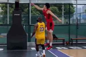 太搞🤣球迷AI制作杨瀚森单挑打爆老詹！各种暴扣！